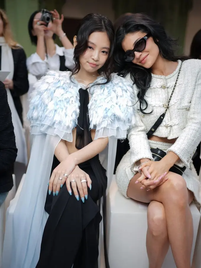 Adu Gaya Dua Fashion Icon: Kylie Jenner dan Jennie BLACKPINK di Chanel SS25 Couture Show