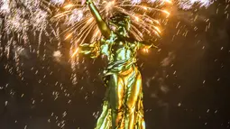 Sejumlah orang berkumpul di dekat patung The Motherland Calls yang dihiasi kembang api saat perayaan 73 tahun kemenangan Rusia dalam Perang Dunia II di Volgograd (8/5). (AFP/Mladen Antonov)