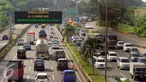Pengendara melintas di jalan Tol Lingkar Luar Seksi Pondok Pinang-Jagorawi, Jakarta, Rabu (16/3/2016). Keputusan pengalihan pengelolaan JORR S Pondok Pinang-Jagorawi berdasar SK Mahkamah Agung No: 720K/Pid/2001. (Liputan6.com/Helmi Fithriansyah)