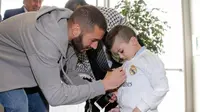 Karim Benzema bersama bocah palestina Ahmed Dawabcheh (101 Great Goals)