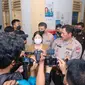 Kapolda Sulsel Irjen Pol Nana Sudjana saat mengunjungi Aipda HR di RSKD Dadi Makassar (Liputan6.com/Dok: Polda Sulsel)