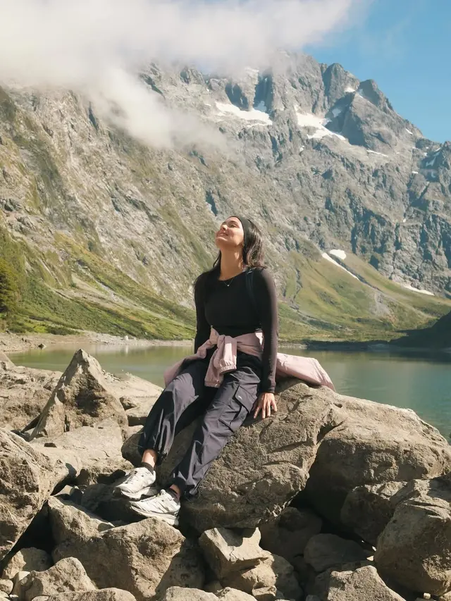 Naik Campervan hingga Trekking ke Lake Marian, Gaya Sporty Casual Amanda Rawles di New Zealand Jadi Inspirasi Liburan