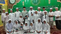 Penyanyi asal Malaysia, Syazwan Suhaimi, saat menggelar buka puasa bersama anak-anak yatim di Yayasan Miftahul Huda. (IST)