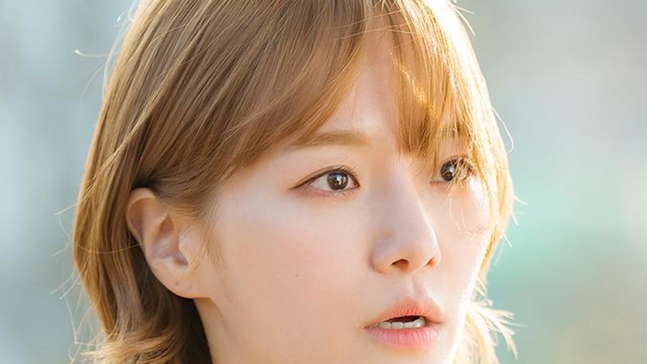 Ada juga Park Gyu Young, aktris berbakat yang telah membintangi berbagai drama terkenal, berperan sebagai Han Hae Na, guru bahasa Korea yang memiliki kutukan unik.