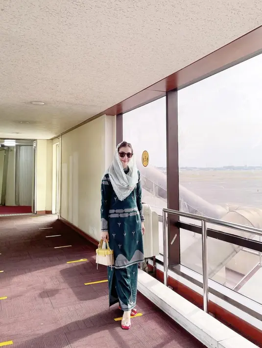 Dengan gaya kebaya kurung dan kerudung, ia tampak begitu santun dan sempurnakan gaya panutan.  [Foto: Instagram/ Novitamochamad]