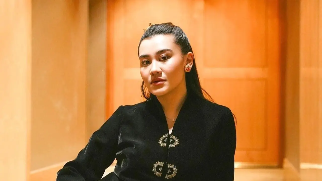 Aaliyah Massaid hadir di acara ulang tahun brand kecantikan, dia tampil anggun dalam balutan kebaya hitam