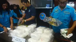Petugas BNN menunjukkan barang bukti sabu seberat 20 Kg jaringan Malaysia di Kantor BNN, Jakarta, Kamis (26/4). Para tersangka yang ditangkap merupakan jaringan Malaysia. (Merdeka.com/Imam Buhori)