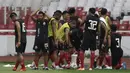 Pemain Persija Jakarta, Bambang Pamungkas, membasahi kepalanya saat jeda latihan di SUGBK, Jakarta, Jumat (2/8). Jelang menghadapi Arema FC, Macan Kemayoran gelar latihan tertutup. (Bola.com/YoppyRenato)