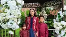 Rachel Vennya hadir bersama kedua putra putrinya dengan busana serba merah yang serasi [@rachelvennya]