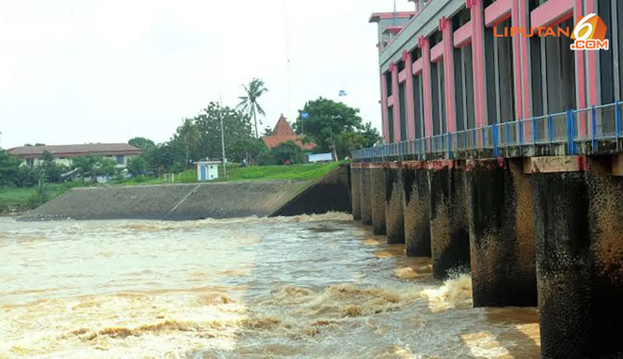 Bendungan yang dibangun 1927 ini rencananya akan dibuat sebuah sodetan untuk mengurangi titik banjir di Jakarta (Liputan6.com/Faisal R Syam). 
