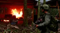 Polisi Kolombia membakar laboratorium pembuatan kokain di tengah hutan di daerah pedesaan Calamar, Guaviare, Kolombia, Selasa (2/8). Dalam operasi besar selama 5 hari ditemukan ada 104 pabrik kokain. (REUTERS/John Vizcaino)