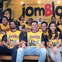 Hanung Bramantyo, kembali menggarap film bertajuk Jomblo ternyata punya maksud tersendiri. Sutradara yang satu ini ingin mengubah imej Jomblo dari yang menyedihkan ke arah yang lebih menyenangkan. (Deki Prayoga/Bintang.com)