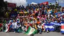 Para badut berfoto bersama selama parade pada Konvensi Badut Regional ke-5 di kota Guatemala, Rabu (19/9). Dalam acara tersebut, dengan kostum warna-warninya mereka berparade menelusuri jalanan pusat sejarah Guatemala City. (AFP / Johan ORDONEZ)