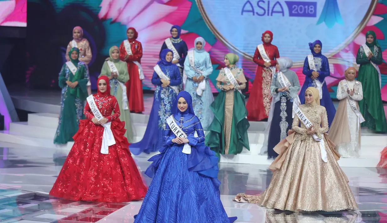 Selain Uyaina Arshad sebagai juara pertama, di Puteri Muslimah Asia 2018 ini, nama Hanifah Razan juga berhasil meraih Runner Up 1, dan Avida Lale asal turki menjadi Runner Up 2. (Nurwahyunan/Bintang.com)