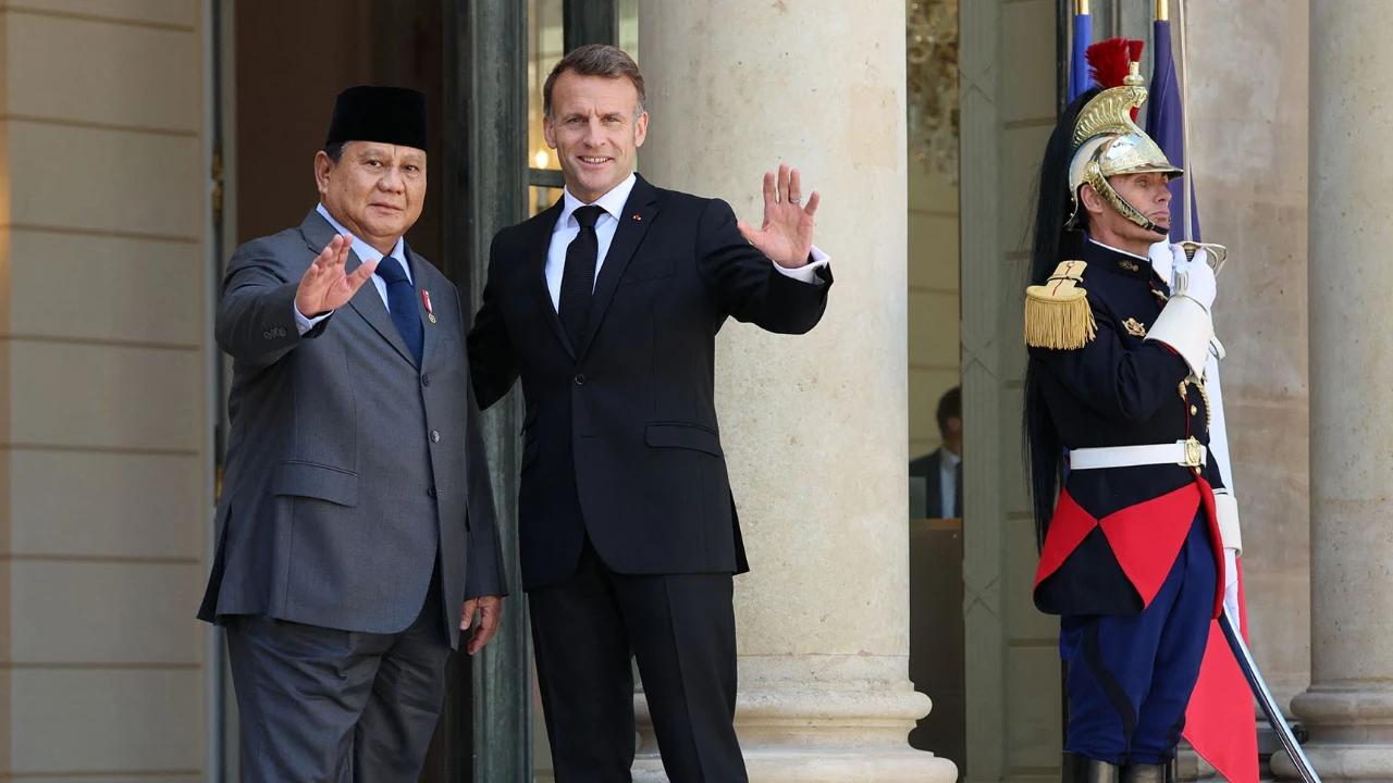 FOTO: Presiden Macron Sambut Hangat Prabowo di Istana Elysee Paris