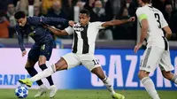 Bek Juventus, Alex Sandro, berebut bola dengan gelandang Manchester United, Jesse Lingard, pada laga Liga Champions di Stadion Allianz, Turin, Rabu (7/11). Juventus kalah 1-2 dari MU. (AFP/Marco Bertorello)