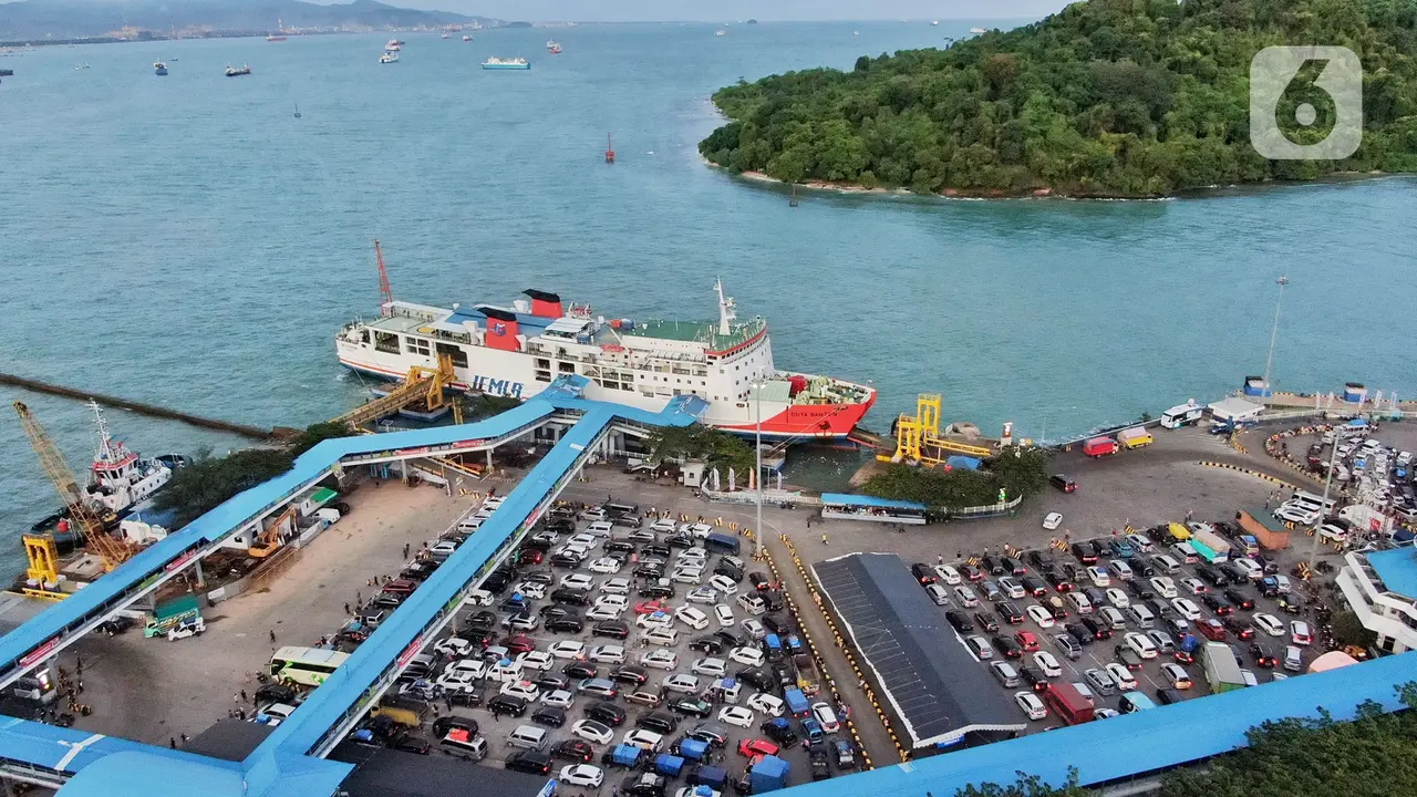Macet hingga berjam jam untuk dapat masuk pelabuhan merak