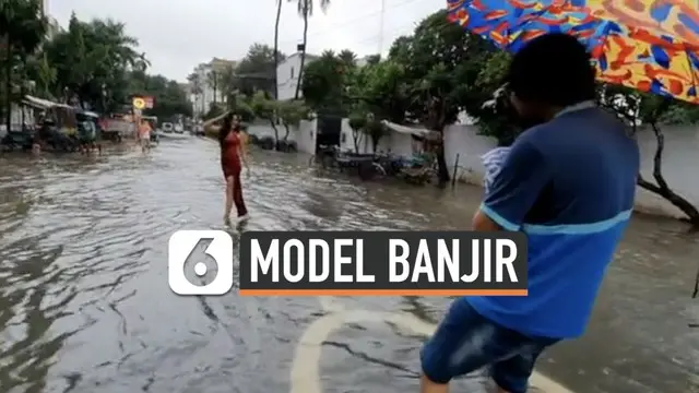 Seorang mahasiswi berpose di tengah banjir Kota Patna, India. Aksi itu ia lakukan untuk menyebarkan informasi terkini kota Patna yang dilanda banjir sejak akhir September 2019.