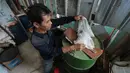 Pengurus RW 01 memproses sampah plastik menjadi bahan bakar alternatif atau petasol di Jakarta, Senin (19/10/2026). Dari satu kilogram sampah, proses ini diklaim mampu menghasilkan sekitar 0,95 liter bahan bakar. (KLY/Budy Santoso)