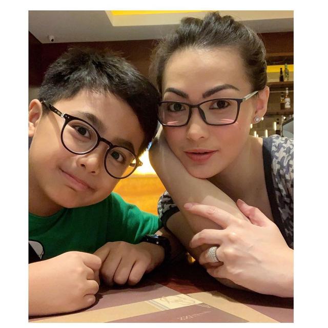 6 Potret Kebersamaan Christy Jusung dan Sang Putra, Penuh Kehangatan