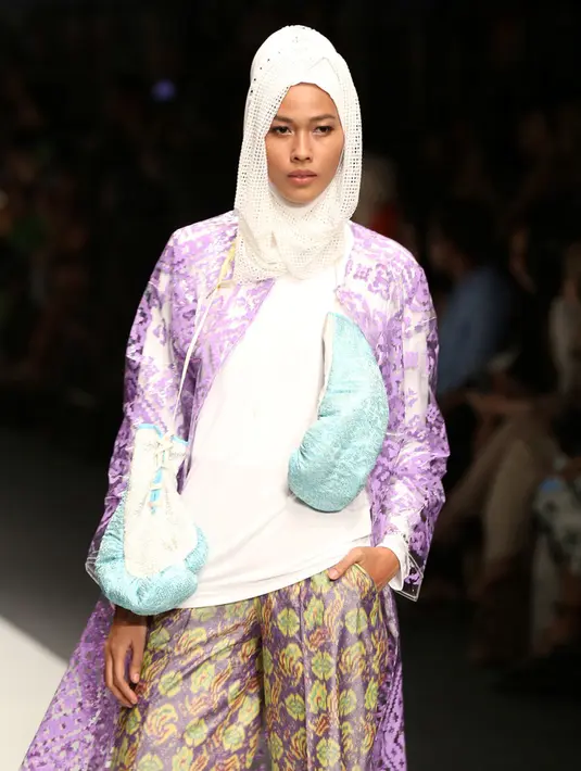 Desain ini adalah koleksi terbaru wanita berdarah Palembang tersebut, ciri khas ala Dian Pelangi dengan payet dan tenun pun tetap menyentuh dalam setiap karyanya. (Andy Masela/Bintang.com)