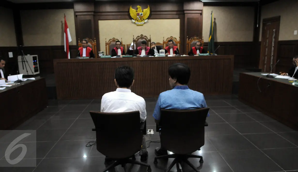 Tersangka suap Raperda reklamasi Teluk Jakarta, Ariesman Widjaja mendengarkan pembacaan dakwaan dari Jaksa Penuntut Umum di Pengadilan Tipikor, Jakarta, Kamis (23/6). Presdir Agung Podomoro Land itu menjalani sidang perdana. (Liputan6.com/Helmi Afandi)