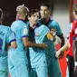 Para pemain Barcelona merayakan gol yang dicetak oleh Lionel Messi ke gawang Mallorca pada laga La Liga di Estadio de Son Moix, Minggu (14/6/2020). Barcelona menang dengan skor 4-0. (AP/Francisco Ubilla)