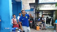 Zulham Zamrun, tak merasa khawatir Vespa tua kesayangannya mogok di tengah jalan. (Bola.com/Permana Kusumadijaya) 