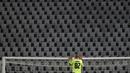  Penjaga gawang Red Star Milan Borjan melompat ke gawangnya selama pertandingan sepak bola grup L Liga Europa antara Red Star dan Slovan Liberec di Stadion Rajko Mitic di Beograd, Serbia, Kamis (29/10/2020). (AP Photo/Darko Vojinovic)