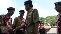 Presiden Jokowi bersalaman dengan delegasi gerakan Pramuka Indonesia di Istana Merdeka, Jakarta, Jumat (24/7). Sebanyak 462 kontingen Pramuka Indonesia akan berkiprah di Jambore Dunia ke-23 di Kirarahama, Yamaguchi, Jepang. (Liputan6.com/Faizal Fanani)