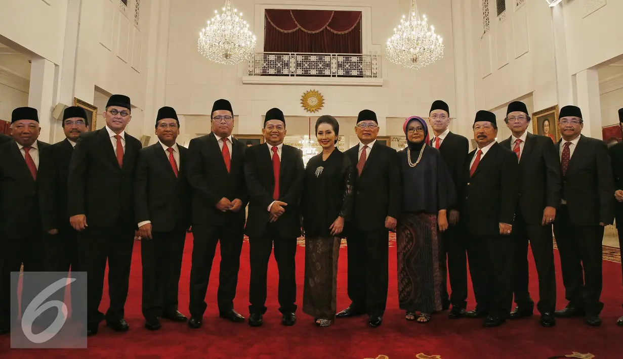 Anggota KEIN, Eddy Sariaatmadja (kelima kanan) berfoto bersama dengan Ketua dan jajaran pengurus KEIN usai pelantikan di Istana Negara, Jakarta, Rabu (20/1/2016). (Liputan6.com/Faizal Fanani)