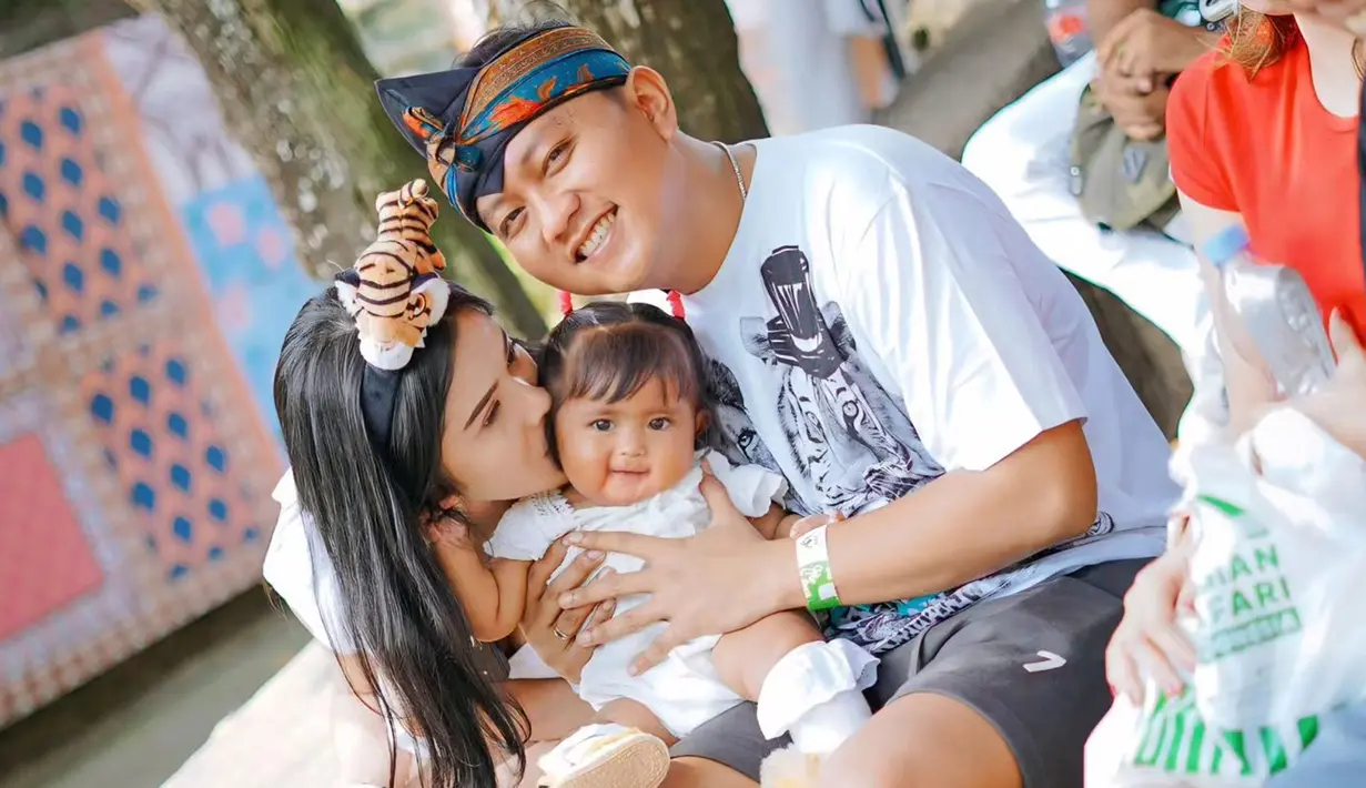 Denny Caknan dan Bella Bonita tampak begitu menikmati waktu bersama buah hati mereka di sebuah Taman Safari. Sebagai sebuah penyanyi yang sedang populer, pelantun lagu "Kartonyono Medot Janji" ini memang selalu punya waktu untuk keluarga di tengah kesibukannya. Tidak jarang dirinya mengunggah potret kebersamaanny dengan keluarga di media sosial Instagram. (Liputan6.com/IG/@denny_caknan)