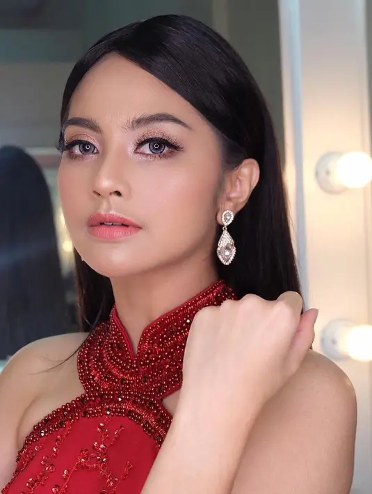 Gaya rambut gerai memang menjadi favorit dari mantan istri Shogo Sakuramoto ini. Gaya rambut gerai ini memang menjadi pilihan utama Tiwi untuk tampul kasual dan anggun. Dengan gaya ini, Tiwi terlihat manis dan feminim.(Liputan6.com/IG/@tentangtiwi)