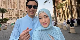 Masih berada di tanah suci, Ruby dan Edhie tampil dengan busana muslim bernuansa baby blue. Ruby oun tampak mengenakan abaya dengan sedikit aksen beads. [@ruby_26]