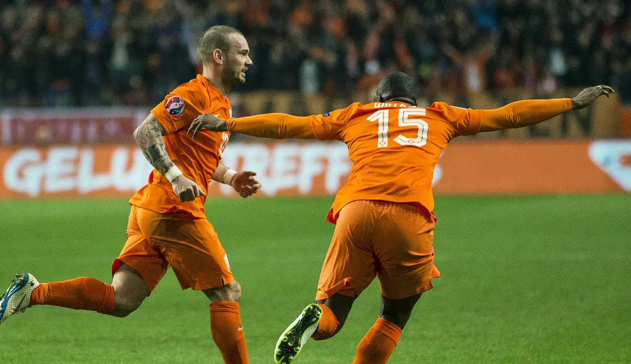 Gelandang Belanda, Wesley Sneijder (kiri) merayakan selebrasi gol yang di ciptakan Klaas-Jan Huntelaar saat kualifikasi Piala Eropa 2016 di Amsterdam Arena, Minggu (29/3/2015). Belanda bermain imbang 1-1 melawan turki. (REUTERS/Michael Kooren)