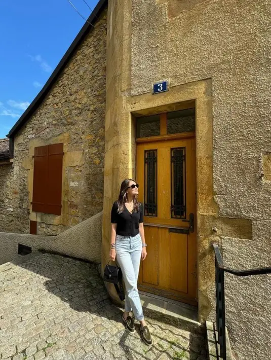 Luna Maya sendiri tampil dengan OOTD casual yang cenderung simple dan minimalis tapi tetap terlihat memesona  [@lunamaya]