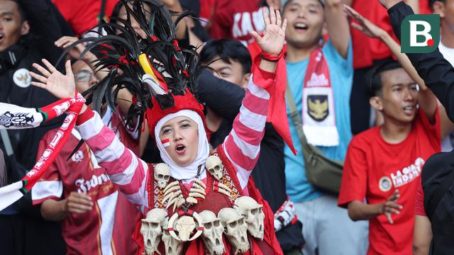 Foto: Potret Fans Wanita Garis Keras Timnas Indonesia