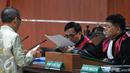 Jero Wacik berbincang dengan hakim ketua saat sidang perdana di Pengadilan Tipikor, Jakarta, Selasa (22/9/2015). Jero didakwa menyelewengkan DOM saat menjabat sebagai Menteri Kebudayaan dan Pariwisata. (Liputan6.com/Andrian M Tunay)