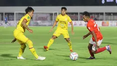 Pemain Malut United, Frets Butuan, berusaha melewati pemain Semen Padang pada laga leg pertama semifinal Pegadaian Liga 2 2023/2024 di Stadion Madya, Jakarta, Minggu (25/02/2024). (Bola.com/M Iqbal Ichsan)