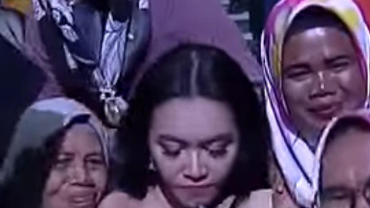 Bikin Heboh Satu Studio, Denada dan Happy Asmara Rebutan Oleh-oleh dari Pendukung Maharani Peserta D'Academy 6