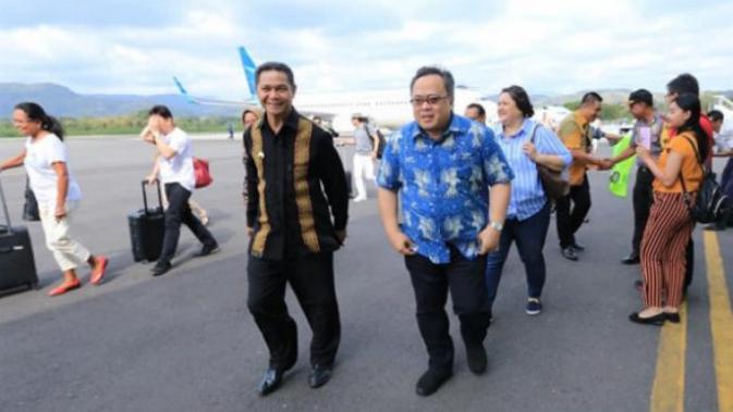 Bupati Mabar Agustinus ch Duka bersama Menteri PPN/Kepala Badan Perencanaan Pembangunan Nasional (Bappenas), Bambang P.S Brodjonegoro saat memantau bandara Labuan Bajo. (Liputan6.com/Ola Keda)