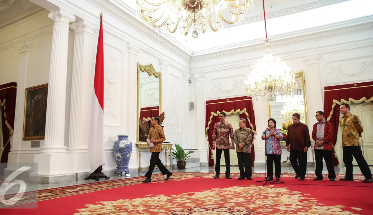 Presiden Jokowi meninggalkan ruang konferensi pers usai mengumumkan tujuh nama yang lolos seleksi calon anggota KY di Istana Merdeka, Jakarta, Rabu (3/9/2015). (Liputan6.com/Faizal Fanani)