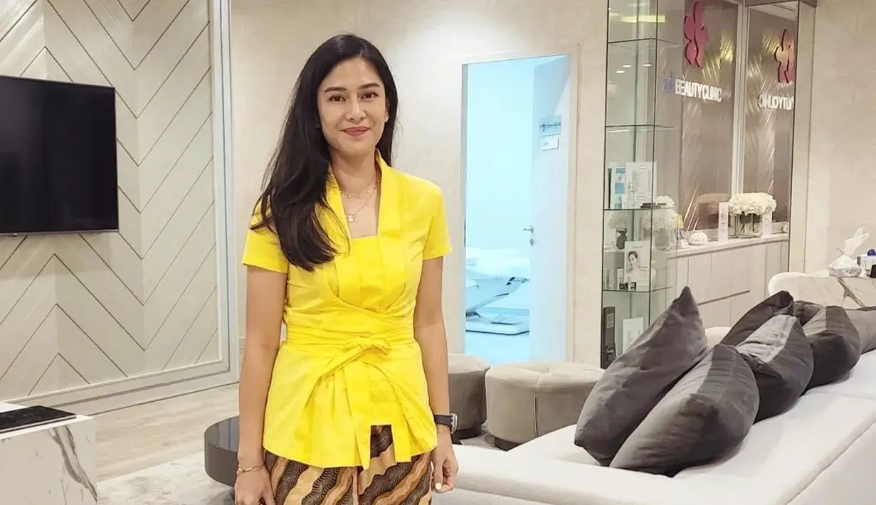 Inspirasi tampil dengan kebaya, tapi tetap dalam siluet modern, seperti terlihat pada Dian Sastro kali ini. Dalam kebaya lengan pendek yang modern berwarna kuning cerah, ia padukan dengan kain batik sebagai bawahan. Dian Sastro juga tampak menenteng tas hitam dan mules yang juga berwarna hitam. Foto: Instagram.