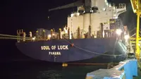 MV Soul of Luck yang menyenggol sebuah crane peti kemas di Pelabuhan Tanjung Emas Semarang akhirnya hanya bersandar di dermaga. (foto: Liputan6.com / edhie prayitno ige)