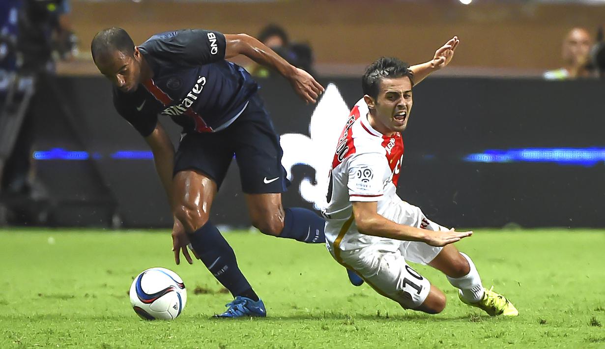 Gelandang AS Monaco, Bernardo Silva, berebut bola dengan gelandang Paris Saint Germain, Lucas Moura pada laga lanjutan Liga 1 di Stadion Louis II, Prancis (30/08/2015). (EPA/Olivier Anrigo)