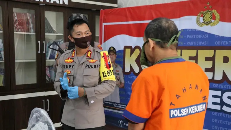 Polisi menangkap tersangka pencabulan bocah lelaki di Kebumen. (Foto: Liputan6.com/Humas Polres Kebumen)