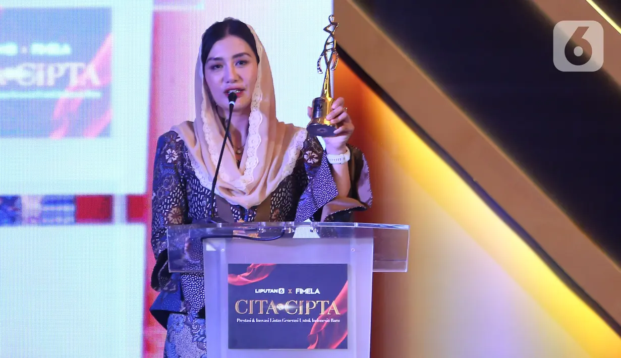 Ketua Tim Penggerak PKK Kabupaten Trenggalek, Novita Hardini, SE., ME. memberikan kata sambutan usai menerima Anugerah Perempuan Hebat Liputan6.com Kategori Spesialis Award Penggerak Pembangunan Pendidikan Inklusi dalam cara Cita dan Cipta 2024 yang diadakan Liputan6.com x Fimela di Hotel Shangri-La Jakarta, Rabu (31/7/2024) malam. (Liputan6.com/Angga Yuniar)