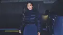 Dengan jaket dan legging, Kim Kardashian terlihat memukau ya! (instagram/kimkardashan)