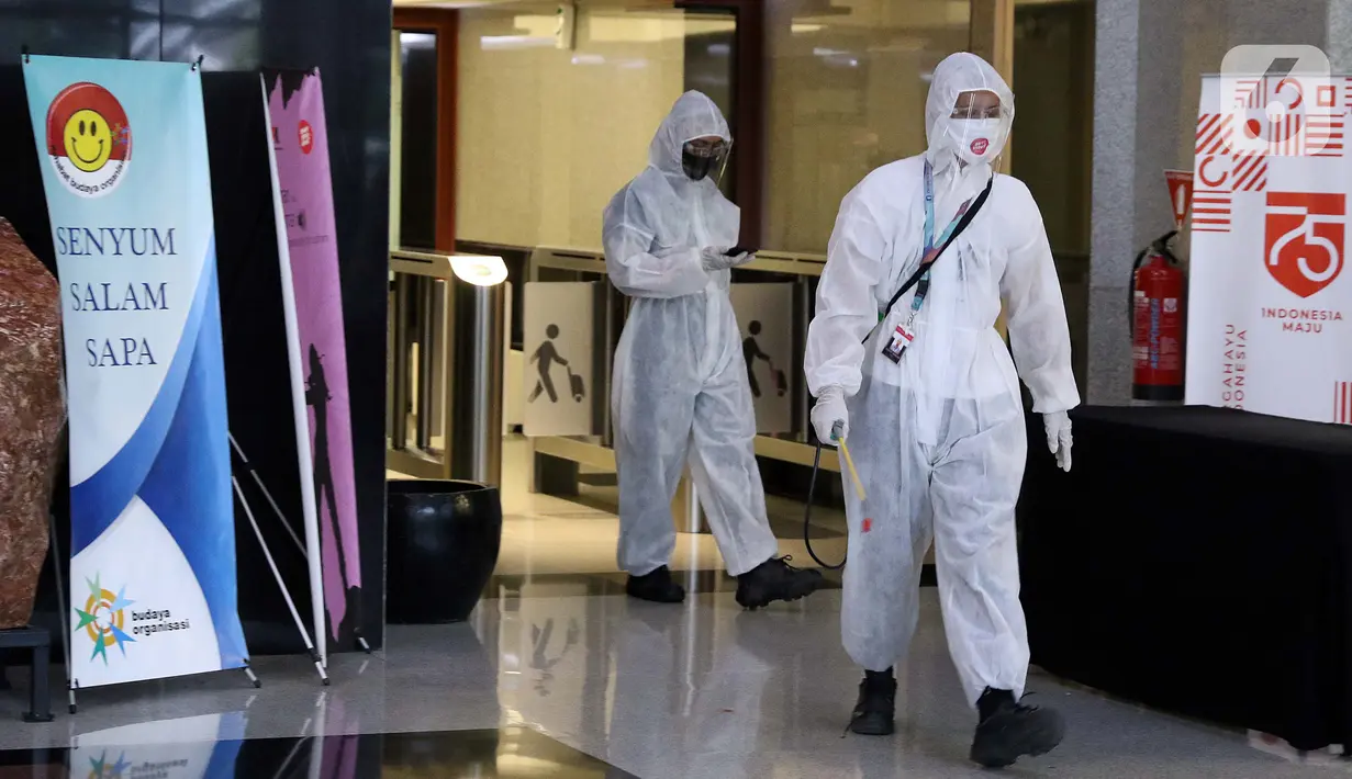 Petugas bersiap menyemprotkan cairan disinfektan di Gedung KPK, Jakarta, Selasa (22/9/2020). Penyemprotan dilakukan rutin untuk mengantisipasi serta menekan penyebaran virus COVID-19 menyusul temuan sedikitnya 21 kantor kementerian/lembaga yang menjadi klaster baru. (Liputan6.com/Helmi Fithriansyah)