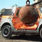 Mobil dirusak bola 4 ton. (carscoops)